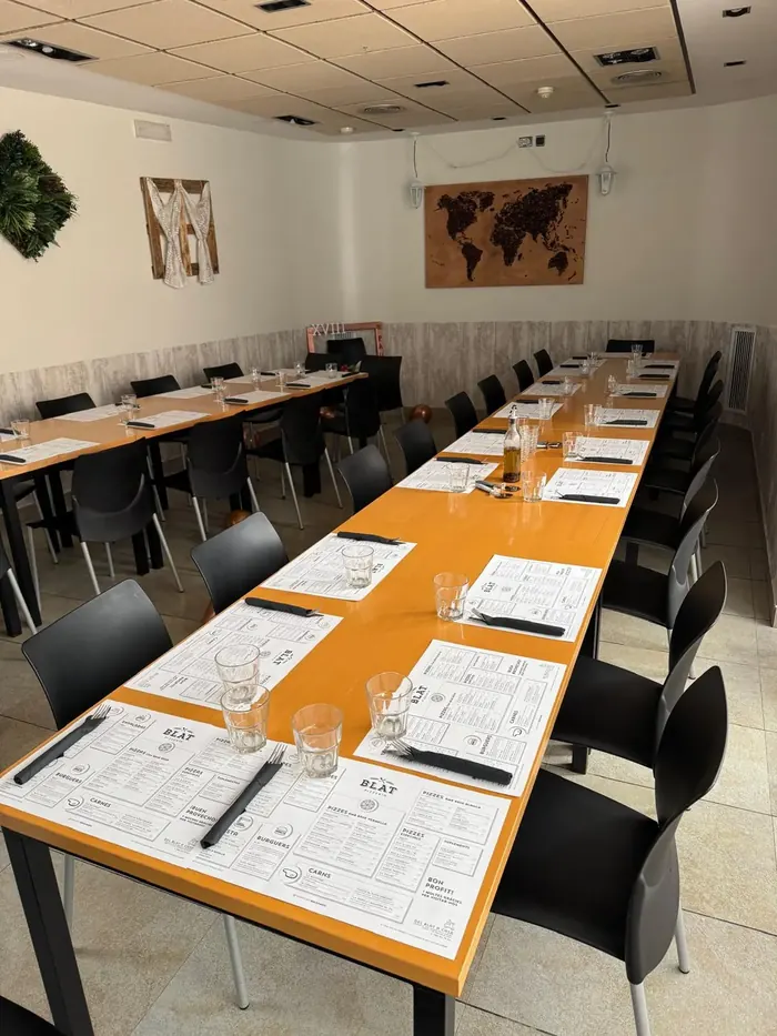 La sala, parada per a un grup